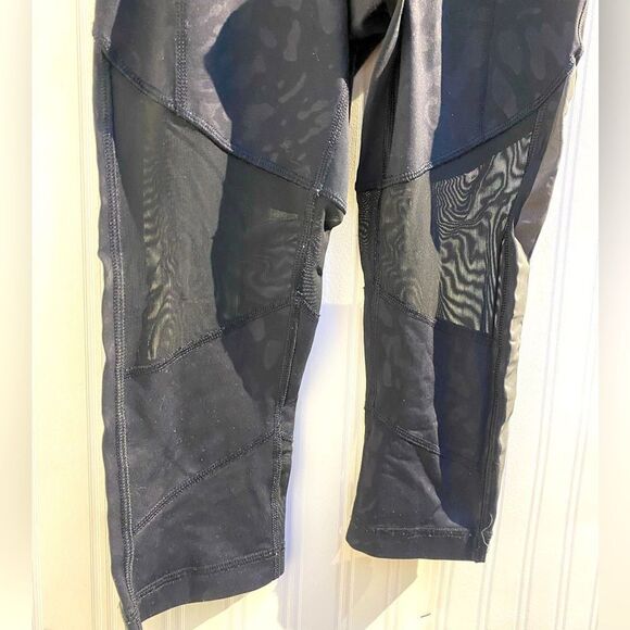 Lululemon Mesh With Me Crop Leggings in‎ Animal Swirl Embossed Black Camo Size 4 - Picture 5 of 8
